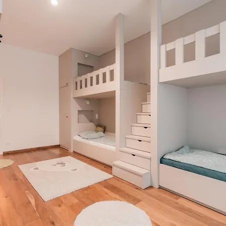 Ujlipotvaros Pearl *